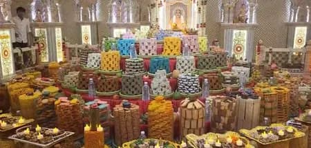 राजकोट: बीएपीएस स्वामीनारायण मंदिर में महा अन्नकूट उत्सव का आयोजन, 1,500 से अधिक व्यंजनों का लगा भोग
