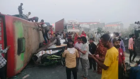 छठ महापर्व पर जयपुर से घर लौट रहे यात्रियों की बस पलटी, 22 घायल
