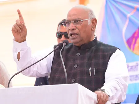 शीतकालीन सत्र के पहले दिन कांग्रेस ने पीएम मोदी पर साधा निशाना, कहा-असली मुद्दों पर ध्यान दें
