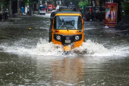तमिलनाडु : भारी बारिश के बाद चार जिलों के स्कूलों और कॉलेजों में छुट्टी