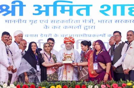 गुजरात: अमित शाह ने बनास डेयरी के बायो सीएनजी और फर्टिलाइजर प्लांट का किया उद्घाटन