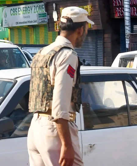 जम्मू-कश्मीर पुलिस की काउंटर-इंटेलिजेंस विंग ने कई जगहों पर छापेमारी की