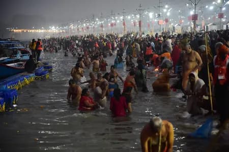 प्रयागराज माघ मेला : 'हर हर गंगे' के साथ श्रद्धालुओं ने त्रिवेणी में लगाई आस्था की डुबकी