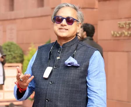 केरल चुनावों पर हाईकमान की बैठक से शशि थरूर की दूरी, महापंचायत में अपमान से नाराजगी