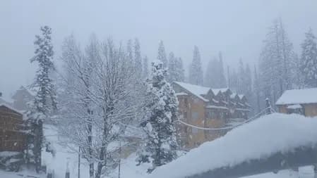 जम्मू-कश्मीर में बर्फबारी से सड़कें बंद, श्रीनगर एयरपोर्ट को चालू करने में जुटा बीआरओ