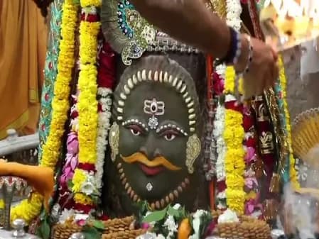 मोरपंख और त्रिपुंड के साथ राजा की तरह सजे बाबा महाकाल, दिखी श्रीकृष्ण की छवि