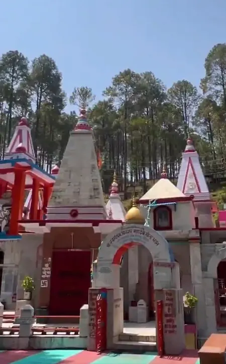 देवदार के जंगलों के बीच बसा चमत्कारी महादेव मंदिर, जहां बिना बुलावे के नहीं पहुंच सकता कोई