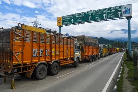 भूस्खलन और पत्थर गिरने के कारण श्रीनगर-जम्मू राजमार्ग बंद