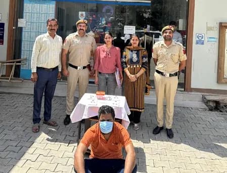 डेटिंग ऐप पर नकली प्रोफाइल बनाकर महिलाओं को धोखा देने वाला शख्स गिरफ्तार