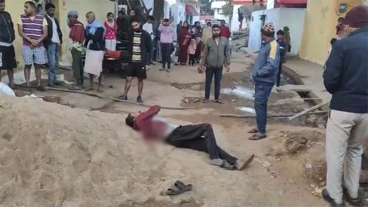 युवक की मिली लाश, चाकू से गोदकर हत्या की आशंका