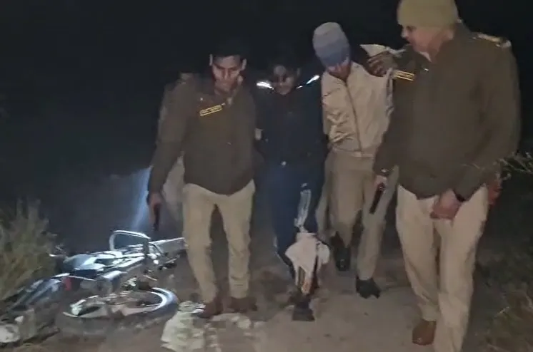 पुलिस मुठभेड़ में मोबाइल लूट कांड का बदमाश घायल, तमंचा समेत गिरफ्तार