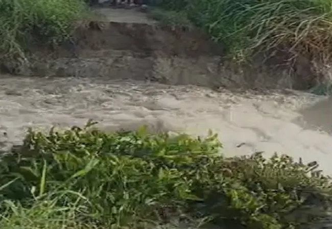 बिहारः मुजफ्फरपुर में टूटा लखनदेई नदी का तटबंध, रिहाईशी इलाकों में घुसा पानी