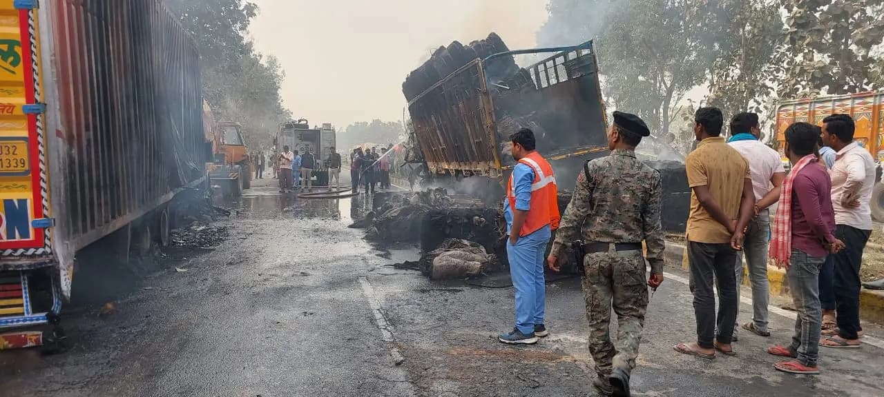 दो ट्रक में भिड़ंत के बाद लगी आग,कड़ी मशक्कत के बाद पाया गया आग पर काबू