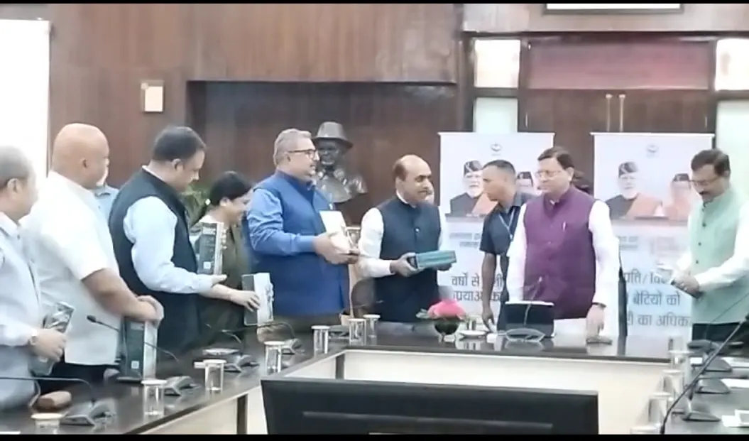 यूसीसी नियमावली का ड्राफ्ट समिति ने मुख्यमंत्री को सौंपा, जल्द होगा उत्तराखंड में लागू
