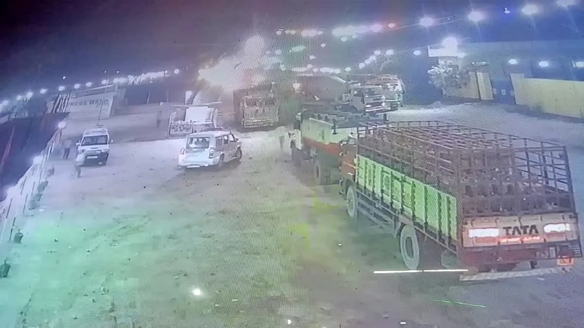 बिहार के मुजफ्फरपुर में चोरी कर भाग रहे कंटेनर ने पुलिस वैन को उड़ाया, एक जवान मौत