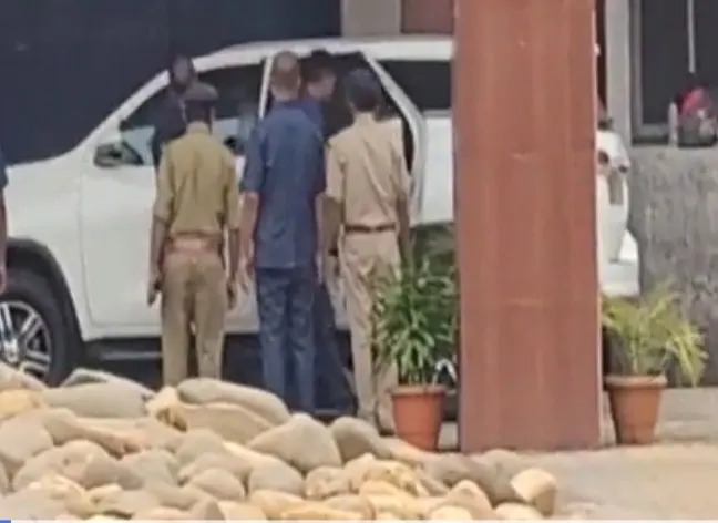 सीएम चंपाई सोरेन ने जेल में हेमंत सोरेन से की मुलाकात, वर्तमान राजनीतिक हालात पर काफी देर तक हुई बातचीत