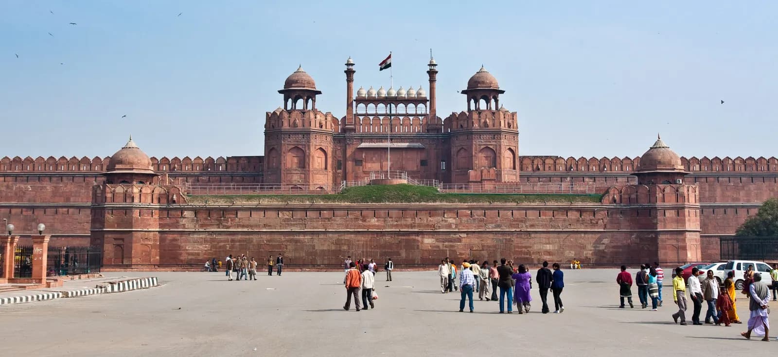 दिल्ली में आतंकी हमले का अलर्ट, लाल किला और चांदनी चौक के आसपास सुरक्षा कड़ी