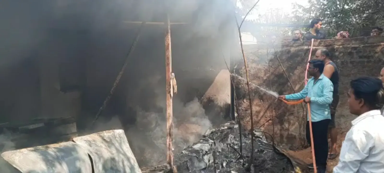 मोबाइल के गोदाम में लगी भीषण आग, लाखों की संपत्ति जलकर राख