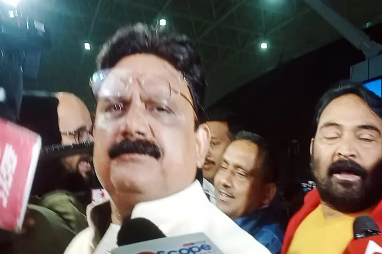 रांची एयरपोर्ट पर चार्टर प्लेन में जमे हैं महागठबंधन के विधायक, घने कोहरे के कारण अबतक नहीं उड़ा प्लेन