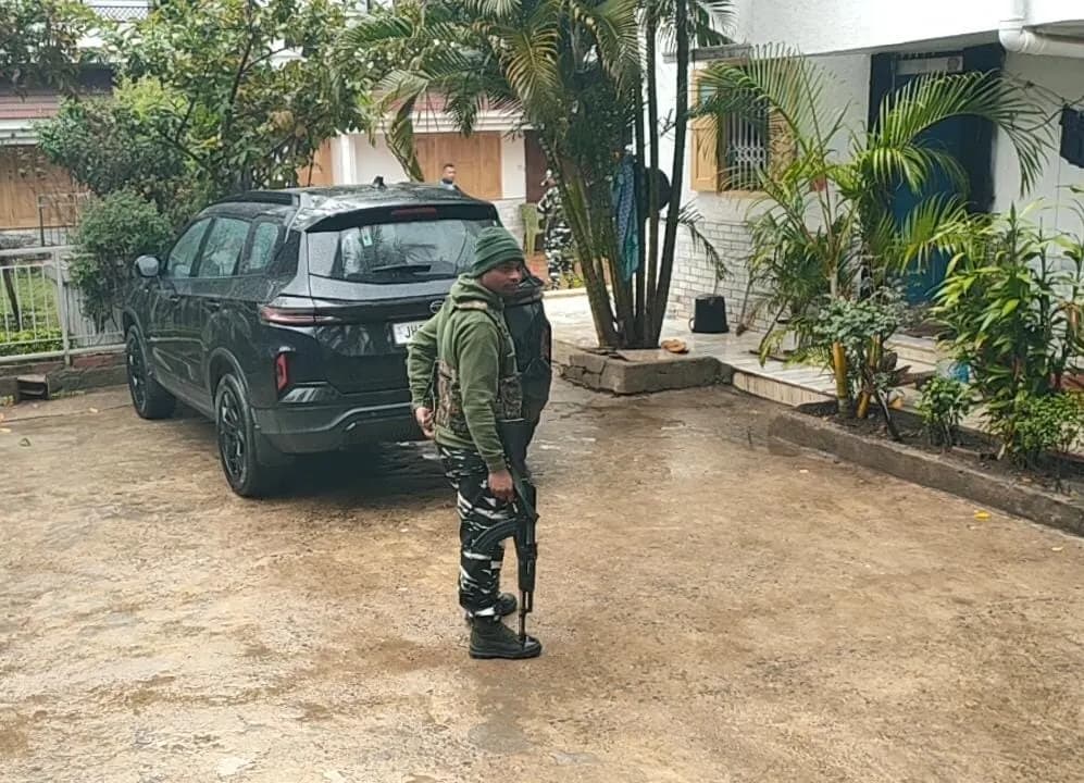 ईडी की छापेमारी में मिले जमीन की खरीद-बिक्री से संबंधित दस्तावेज