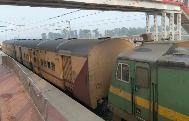 बिहार के पश्चिम चंपारण जिले में दरभंगा-दिल्ली स्पेशल ट्रेन 04068 बेपटरी