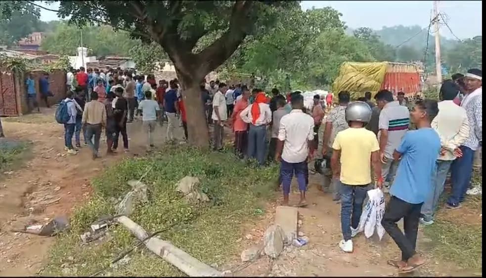 रामगढ़ में एनएच-33 पर चावल लदे ट्रक ने चार बच्चियों को रौंदा, तीन की मौत, एक गंभीर