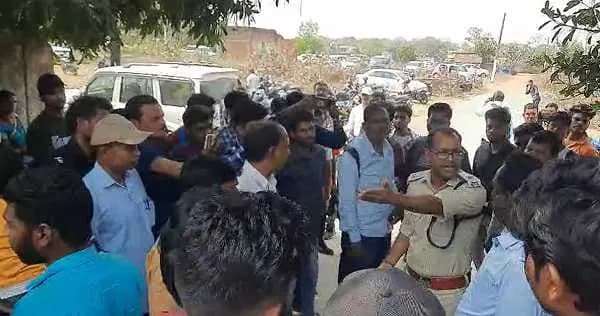 चतरा में जेपीएससी परीक्षा केंद्र पर अभ्यर्थियों का हंगामा, पेपर लीक का आरोप