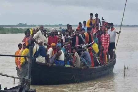 साहिबगंज: गंगा में 31 लोगों से भरी नाव पलटी, चार युवक डूबे, एक का शव बरामद, तीन लापता