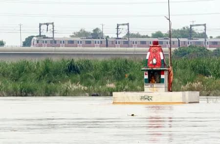 दिल्ली : यमुना बैंक मेट्रो स्टेशन के नजदीक पहुंचा बाढ़ का पानी, रास्ता बंद