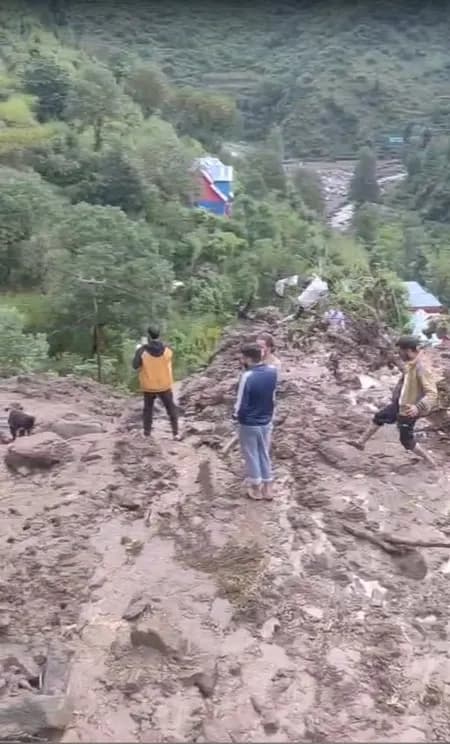 जम्मू के रामबन में बादल फटने से मची तबाही, अब तक 3 लोगों की मौत हुई, दो लापता