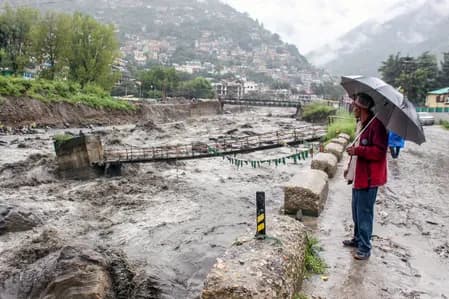 हिमाचल के किन्नौर में बादल फटने से भारी तबाही, बह गए वाहन, घर-बगीचे तबाह
