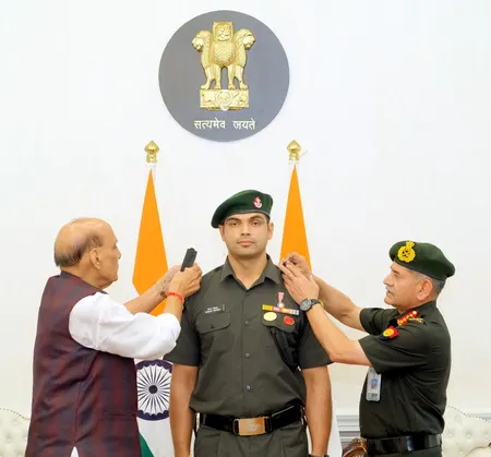 नीरज चोपड़ा को मिली मानद लेफ्टिनेंट कर्नल की वर्दी, रक्षा मंत्री राजनाथ सिंह ने किया सम्मानित