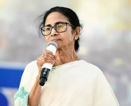 कोलकाता : मेसी को नहीं देख पाए फैंस ने स्टेडियम में की तोड़फोड़, ममता बनर्जी ने मांगी माफी