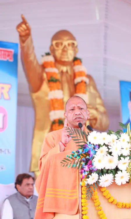 बाबा साहेब की मूर्ति के किनारे बनाए जाएंगे बाउंड्रीवाल व लगाए जाएंगे छत्र : सीएम योगी