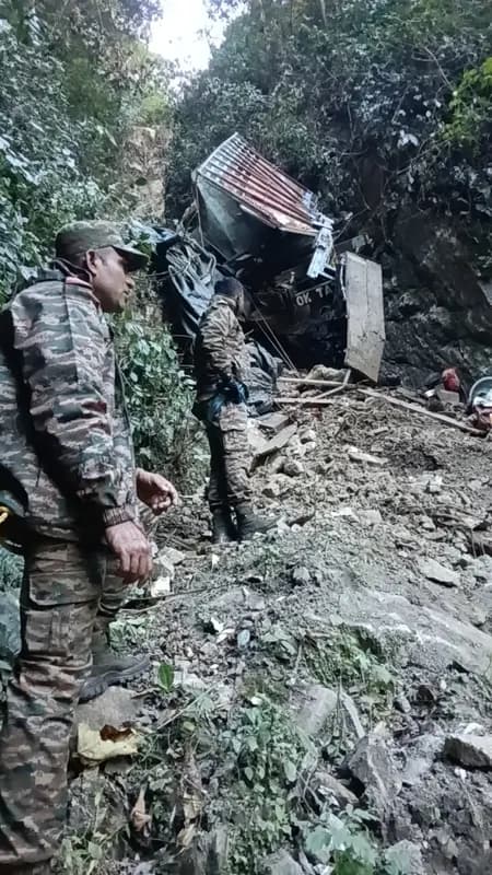 अरुणाचल प्रदेश: खाई में गिरा ट्रक, कई मजदूर लापता, सेना ने संभाला मोर्चा