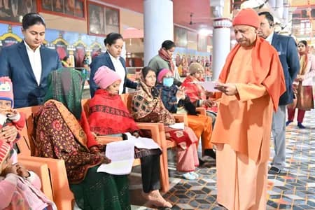 कड़ाके की ठंड के बीच सीएम योगी ने किया जनता दर्शन, 250 लोगों की समस्याएं सुनी