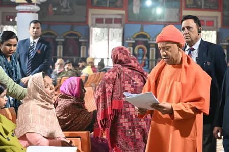 जनता दर्शन : सीएम योगी ने अफसरों को दिए निर्देश, हर पीड़ित की समस्या का हो निस्तारण