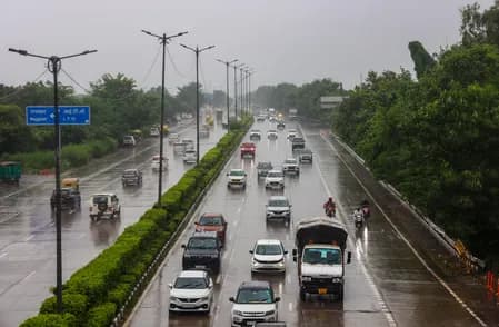 घने बादलों ने आसमान को घेरा, बूंदाबांदी से हुई एनसीआर के सुबह की शुरुआत, एक्यूआई में भी आंशिक सुधार