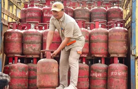 सरकार ने कमर्शियल एलपीजी का आवंटन बढ़ाकर 50 प्रतिशत किया, गैस सिलेंडर की जमाखोरी और कालाबाजारी पर छापेमारी जारी