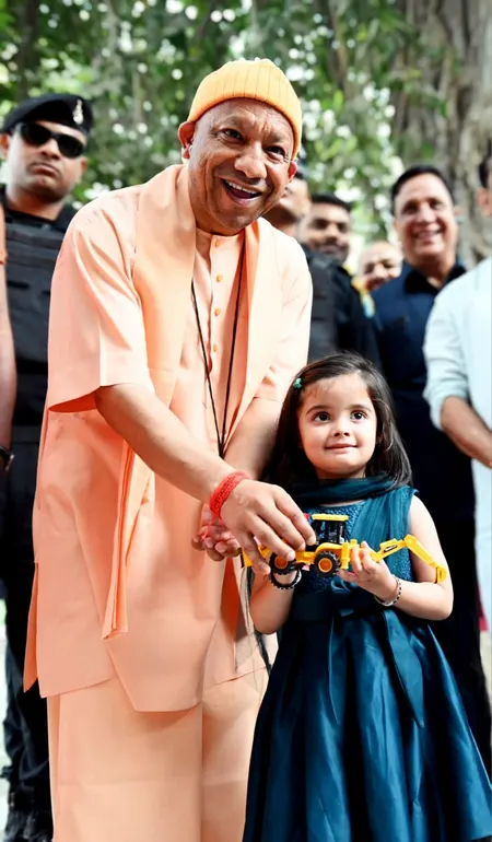 आंखें बंद करि नन्ही यशस्विनी का प्यारा सरप्राइज, सीएम योगी को बुलडोजर गिफ्ट