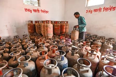 एचपीसीएल का बड़ा एक्शन, LPG अनियमितताओं पर 10 डिस्ट्रीब्यूटर सस्पेंड