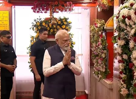उद्घाटन से पहले पीएम मोदी ने मां डाट काली मंदिर में किया दर्शन-पूजन