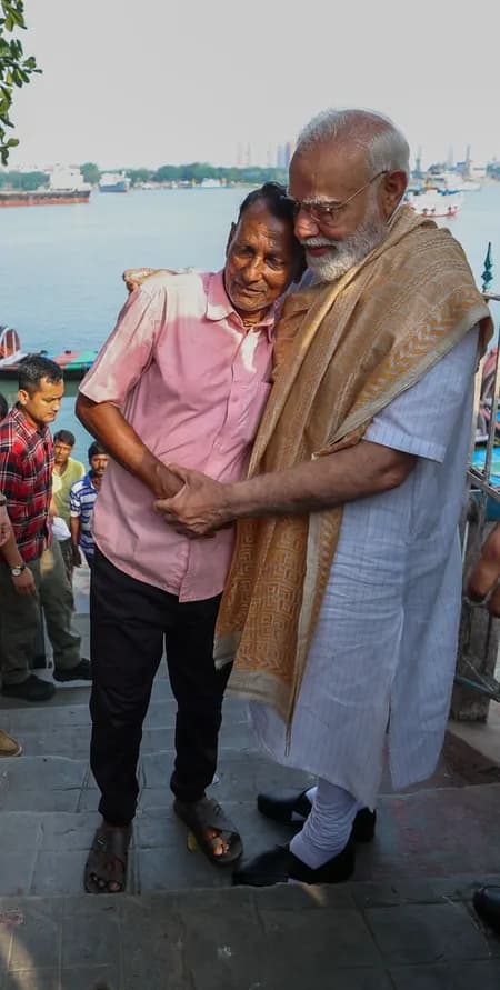 पीएम मोदी ने हुगली नदी में किया भ्रमण, नाविकों और लोगों से की मुलाकात