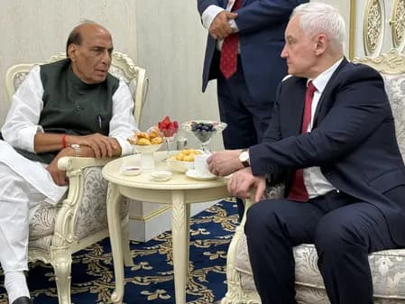 भारत और रूस के रक्षा मंत्रियों की मुलाकात, अंतरराष्ट्रीय हालात व रक्षा सहयोग पर बात