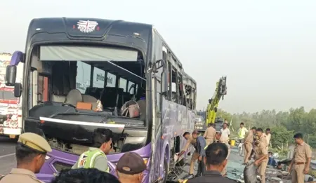 लखनऊ-आगरा एक्सप्रेसवे हादसा : बिहार के पुलिसकर्मी-कैदी समेत 6 की मौत, सीएम योगी ने लिया संज्ञान