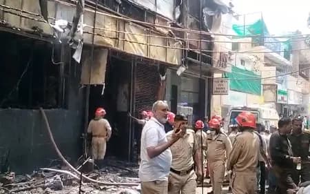 दिल्ली : मालवीय नगर के बहुमंजिला इमारत में भीषण आग, 20 लोगों की मौत, कई घायल