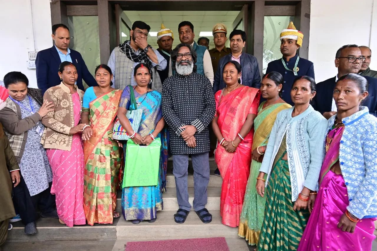 मुख्यमंत्री से राज्य के विभिन्न जिलों से आए लोगों ने की मुलाकात, दी बधाई