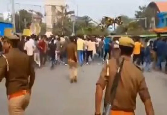 यूपीपीएससी दफ्तर के बाहर छात्रों का प्रदर्शन, अखिलेश ने छात्रों का किया समर्थन