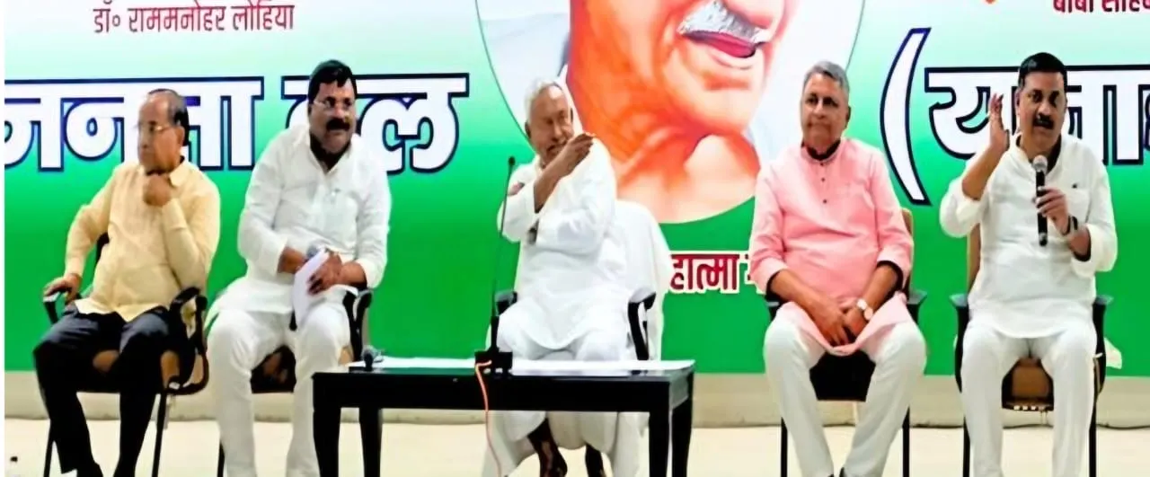 बिहार में वोटिंग प्रतिशत घटने से सीएम नीतीश परेशान -पार्टी नेताओं को दिए जरूरी चुनावी टिप्स