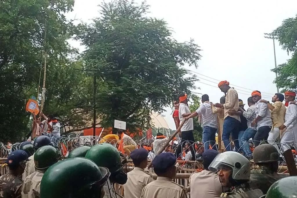 भाजपा की युवा आक्रोश रैली में पुलिस ने दागे आंसू गैस के गोले और की पानी की बौछार